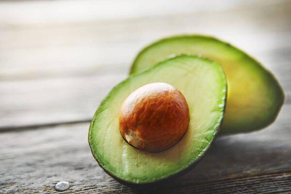 Research has shown that a potassium-rich diet containing foods such as bananas, avocados, potatoes, dates, leafy greens and lentils can help to lower blood pressure Research has shown that a potassium-rich diet containing foods such as bananas, avocados, potatoes, dates, leafy greens and lentils can help to lower blood pressure