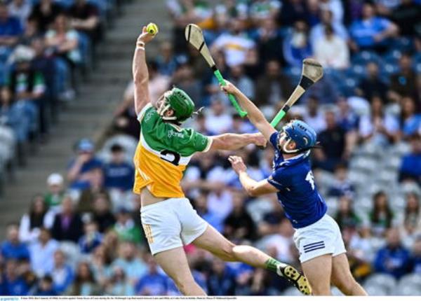 Ben Co<em></em>nneely of Offaly in action against Tomás Keyes of Laois during the Joe McDo<em></em>nagh Cup final match between Laois and Offaly at Croke Park in Dublin. Photo by Piaras ó Mídheach/Sportsfile