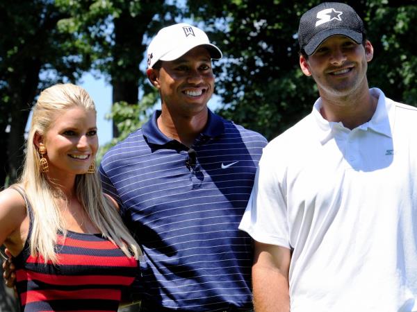 US golfer and tournament host Tiger Woods (centre) poses for photos with Dallas Cowboys quarterback Tony Romo (R) and entertainer Jessica Simpson during opening ceremonies on July 1, 2009 at the AT&T National golf tournament