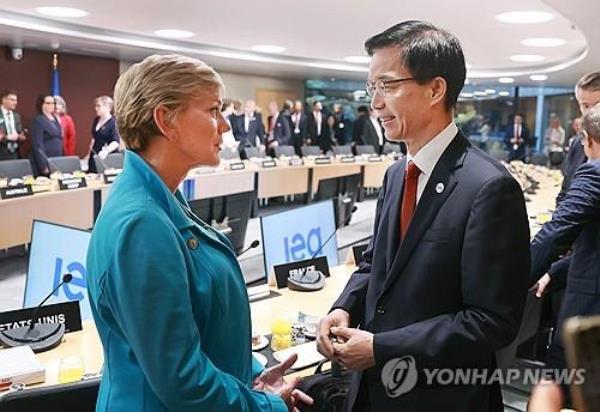 This photo, provided by South Korea's industry ministry, shows Industry Minister Bang Moon-kyu (R) meeting with U.S. Secretary of Energy Jennifer Granholm ahead of a summit of the International Energy Agency in Paris on Sept. 28, 2023. (PHOTO NOT FOR SALE) (Yonhap)