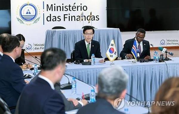 This photo, provided by South Korea's industry ministry, shows Industry Minister Bang Moon-kyu (2nd from R) speaking during a ceremony to sign two memorandums of understanding on economic cooperation between South Korea and Cabo Verde held in the African country on Sept. 29, 2023. (PHOTO NOT FOR SALE) (Yonhap)