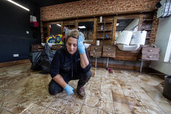 一位心情沉重的莉亚·瓦兹在上周清理Urban Shave,这家店在六个月前翻新,现在被风暴巴贝特洪水摧毁。 一位心情沉重的莉亚·瓦兹在上周清理Urban Shave,这家店在六个月前翻新,现在被风暴巴贝特洪水摧毁。