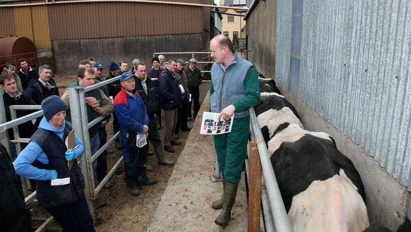 Finbar Mulligan, Faculty of Veterinary Medicine, UCD is pictured speaking on condition scoring & herd health at the Southern Milling workshop on Aidan & Mary Reardons' farm Ballinhassig, Co Cork. 