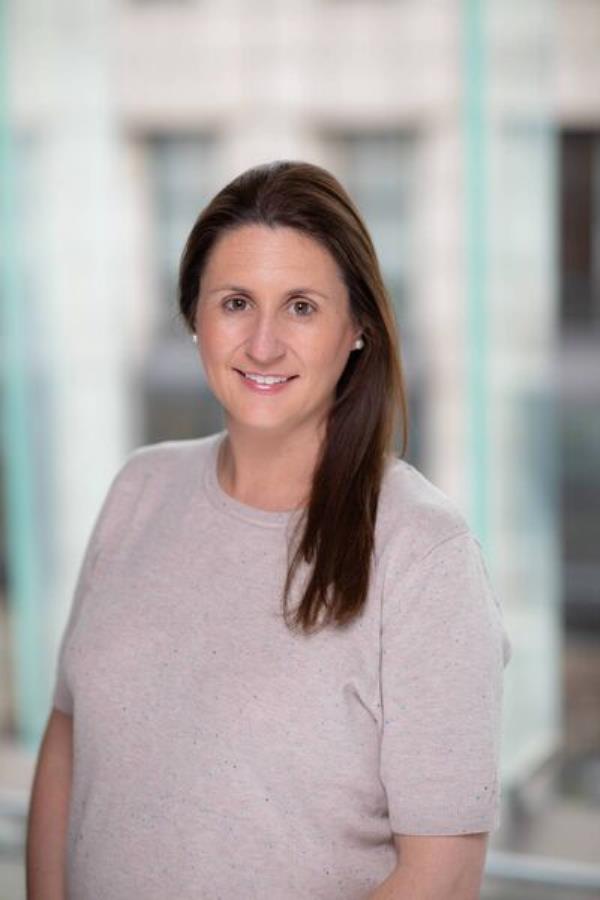  Niamh Davenport: "被洗钱的资金通常被犯罪分子用于促进其他严重犯罪，如恐怖主义、贩毒和人口走私。" 