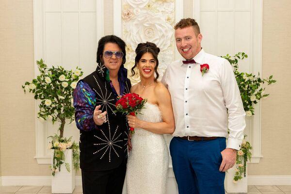 Aine Sheehan and Michael Anthony O'Sullivan were married by 'Elvis'. Pictures: Mackenna D Photography 
