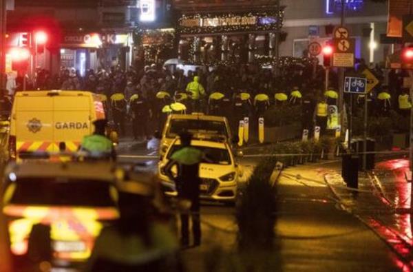 今晚都柏林北部市区的场景,抗议者与警察发生冲突。图片来源: Colin Keegan/ Collins Dublin 今晚都柏林北部市区的场景,抗议者与警察发生冲突。图片来源: Colin Keegan/ Collins Dublin