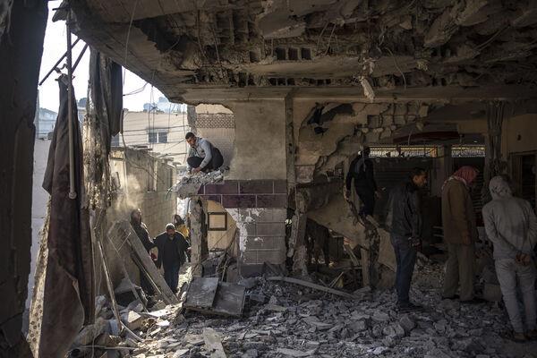 Palestinians inspect a house after it was hit by an Israeli bombardment on Rafah, southern Gaza Strip, Thursday, Dec. 14, 2023. Picture: AP Photo/Fatima Shbair