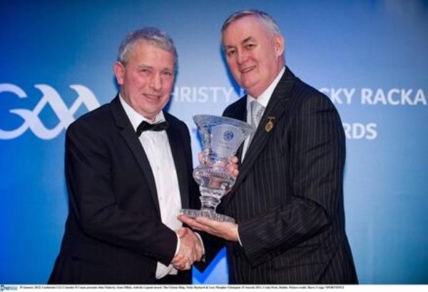 Uachtarán CLG Criostóir ó Cuana presents John Flaherty, from Offaly, with his Legend award at Croke Park, Dublin. Picture: Barry Cregg / SPORTSFILE 