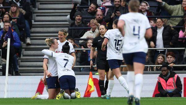 Martha Thomas on target as Spurs stun Arsenal in WSL north London derby