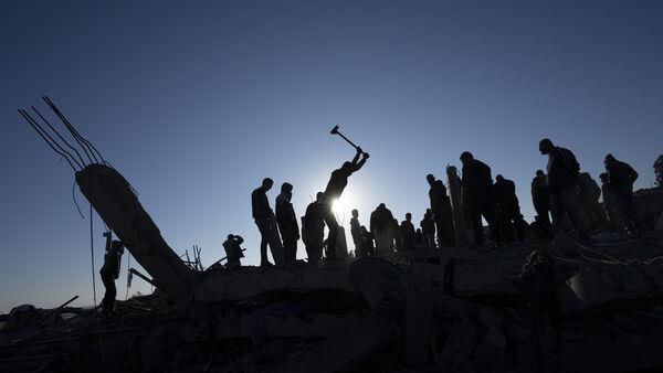 Palestinians flee central Gaza’s main hospital as fighting draws closer