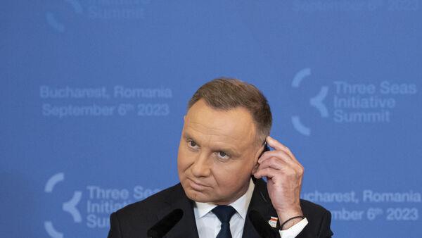Polish leader gives refuge to convicted politicians as police bid to arrest them