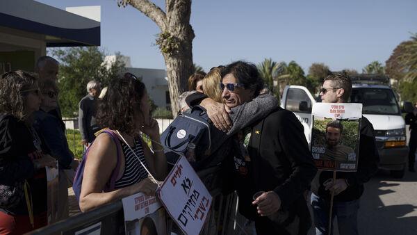 Hostages’ families protest at Netanyahu’s home amid rising unrest over Gaza war