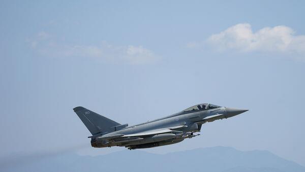 Which fighter jets and bombs are being used to strike Houthi rebel sites
