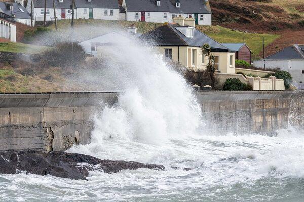 Big waves are still hitting Tragumna Beach as Storm Jocelyn is due to hit Ireland tomorrow. Picture: Andy Gibson