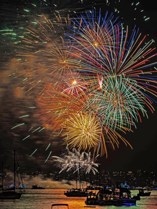 SYDNEY, AUSTRALIA - NewsWire Photos 31 DEC, 2022: The 9PM New Years Eve fireworks pictured from Sydney's Point Piper. Picture: NCA NewsWire / Seb Haggett